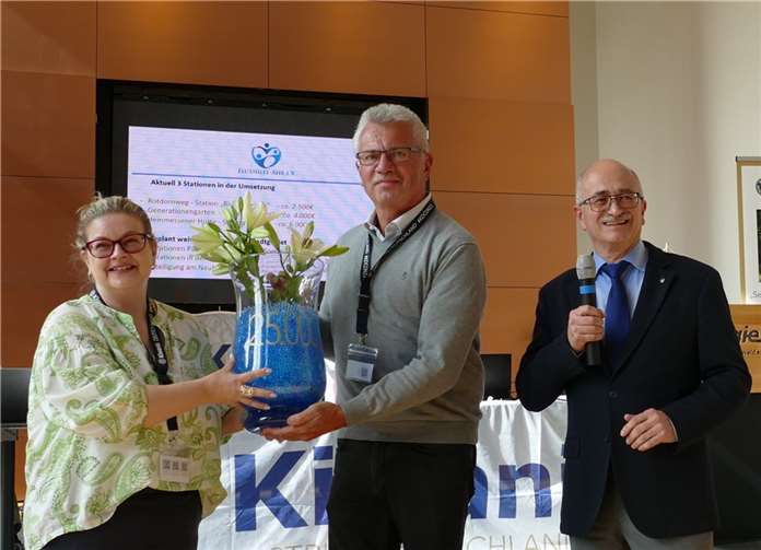 Die Vorstände der Kiwanis Foundation Deutschland, Nina Schütz und Dr. Reinhard Katz, überreichen die Spende von 25.000 Euro an Jürgen Schick von der Fluthilfe-Ahr.  Foto: privat