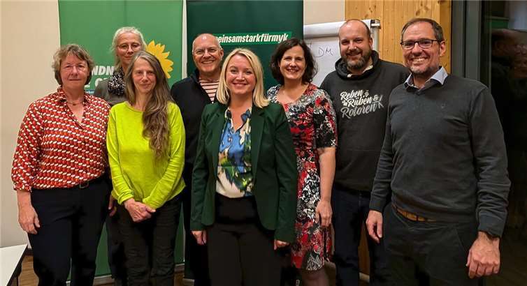 Die Vorstände der Kreisverbände Ahrweiler und Mayen-Koblenz zusammen mit der frisch gewählten Direktkandidatin für den Wahlkreis 197, Verena Örenbas (Mitte).  Foto: Sarah Rößel