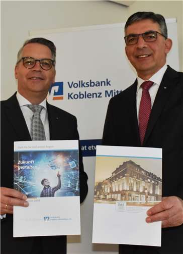 Die Vorstände der Volksbank Koblenz-Mittelrhein Walter Müller (re.) und Stephan Breser präsentierten die erfolgreiche Bilanz.Fotos: HEP