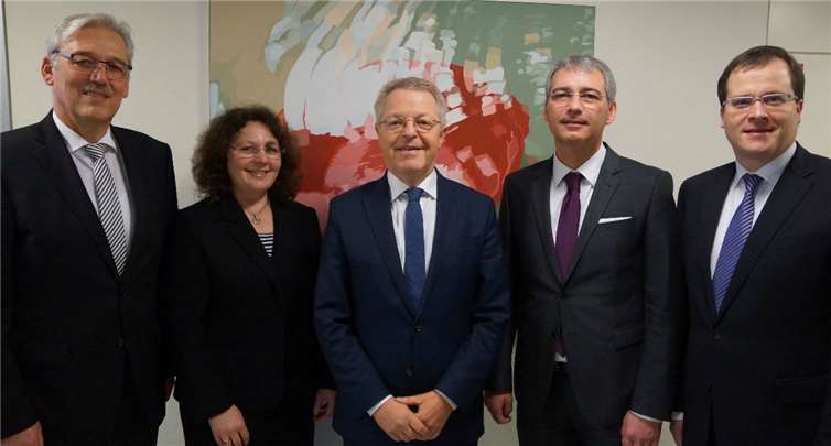 Die Vorstände der beiden Genossenschaftsbanken: Klaus Müller, Elfi Rheinbay (beide Raiffeisenbank Mittelrhein eG), Elmar Schmitz, Sascha Monschauer, Markus Müller (alle drei Volksbank RheinAhrEifel eG) 