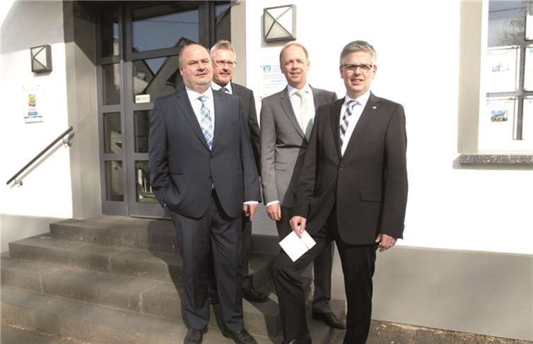 Die Vorstände der beiden Genossenschaftsbanken haben die Weichen für einen Zusammenschluss gestellt. Das neu entstehende Geldinstitut soll zunächst von einer Viererspitze geführt werden, nach dem altersbedingten Ausscheiden von Bernhard Johann und Rudolf Nieswand (v. l.) sollen Thomas Welter (r.) und Elmar Franzen die Leitung übernehmen. privat