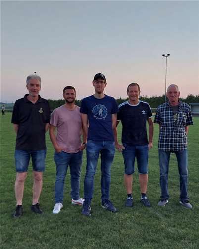 Die Vorstände des SV Herresbach und der DJK Baar verabschiedeten Trainer Markus Müller.  Foto: privat