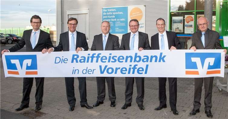 Die Vorstände und Aufsichtsräte der beiden Banken freuen sich schon auf die Fusion (von links): Mathias Lutz, Burkhard Kraus, Ernst Bugl, Dr. Ferdinand Schmitz, Heiko Ulrich und Erich Althammer. Foto: Jost
