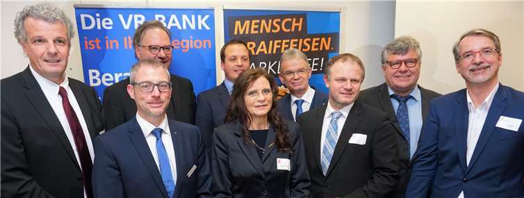 Die Vorstände von WirtschaftsForum und VR-Bank eröffnen gemeinsam mit OB Jan Einig und Kreisvorstand Michael Mahlert den geselligen Teil des Abends.Fotos: FF