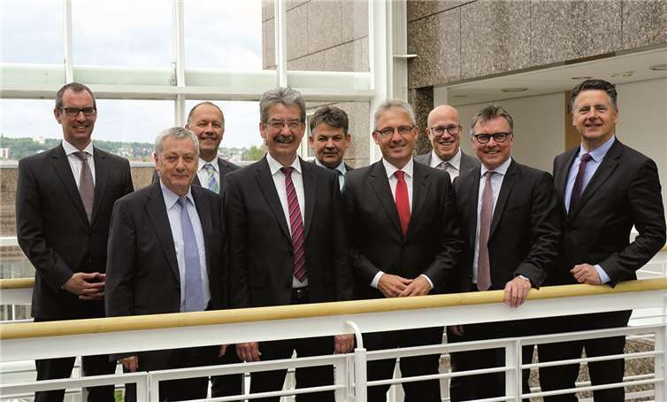 Die Vorstände von evm und EBM mit den neuen Gesellschaftern (v.l.n.r.): Jörg Schneider, Geschäftsführer EBM, Landrat Manfred Schnur, Hermann Johann, Büroleiter der Kreisverwaltung Cochem-Zell, Bürgermeister Alfred Steimers, Michael Schneider, Büroleiter der Verbandsgemeindeverwaltung Ulmen, Josef Rönz, Vorstandsvorsitzender evm, Christian Schröder, Geschäftsführer EBM, Bernd Wieczorek, Vorstandsmitglied evm, und Dr. Karlheinz Sonnenberg, Vorstandsmitglied evm. evm