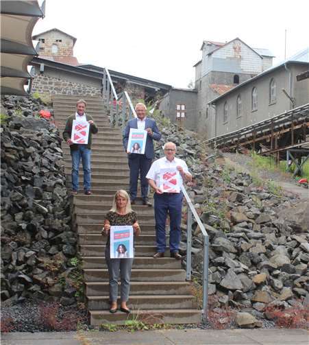 Die Vorständin der Initiative Wir Westerwälder präsentiert mit den drei Landräten Achim Hallerbach (Kreis Neuwied), Achim Schwickert (Westerwaldkreis) und Dr. Peter Enders (Altenkirchen) im Stöffel-Park in Enspel die Projekte #MINTschnuppern und #MINT-Mentoring. Foto: privat