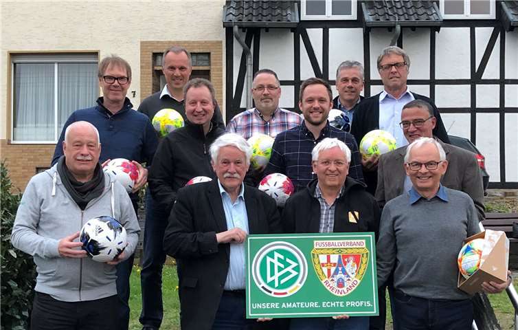 Die Vorstands- und Vereinsmitarbeiter der Oberahrtaler Sportfreunde und des SV Barweiler freuten sich sehr über den Besuch des Präsidenten des FVR Walter Desch und den angeregten wie informativen direkten Austausch. Foto: privat