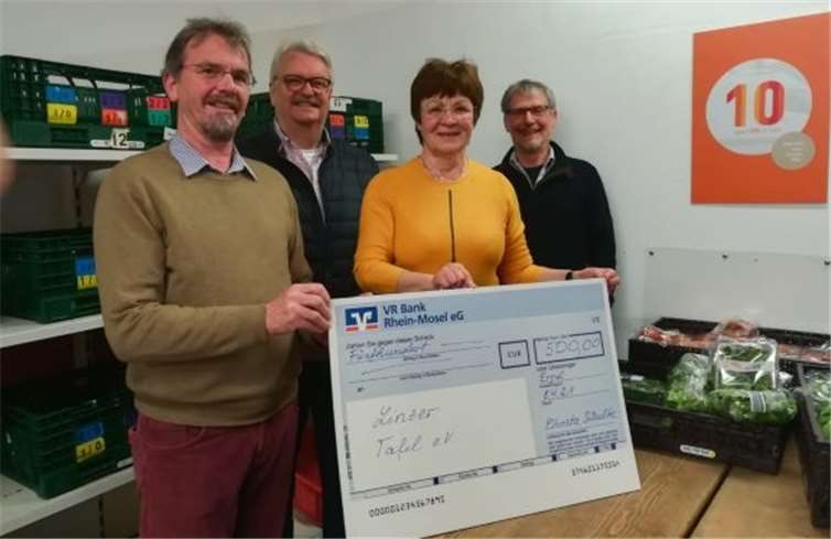 Die Vorstandsmitglieder Bernhard Reuter, H.-Dieter Korf, Christa Schulte sowie Gerd Brosowski bei der Übergabe des Spendenschecks (v. links). Foto: privat