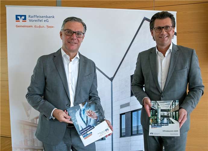 Die Vorstandsmitglieder Burchard Kraus (links) und Matthias Lutz präsentierten bei der Vertreterversammlung der Raiffeisenbank Voreifel eG in der Meckenheimer Jungholzhalle eine erfreuliche Bilanz für das Geschäftsjahr 2020 trotz schwieriger Rahmenbedingungen. Foto: JOST