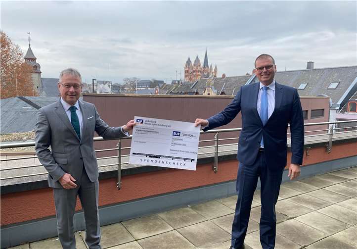 Die Vorstandsmitglieder Matthias Berkessel (li) und Klaus Merz mit dem symbolischen Spendenscheck. Foto: privat