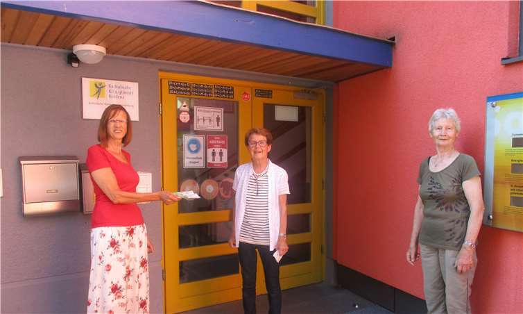 Die Vorstandsmitglieder Monika Buckstegge und Hildegard Ockenfels kamen vorbei, um die die Spende in Höhe von 300 Euro zu überreichen. Foto: privat