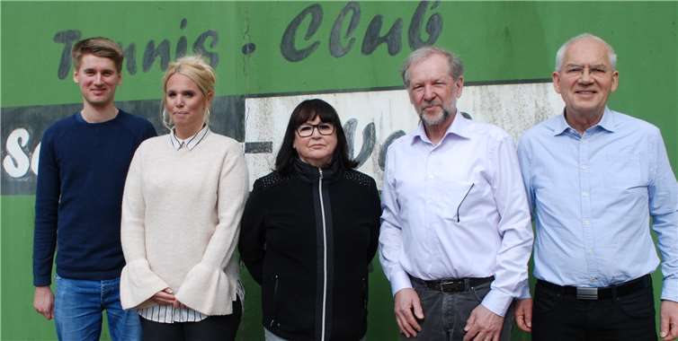 Die Vorstandsmitglieder Tennisclub Heimerzheim (von rechts nach links): Schatzmeister Robert Datzer, Jugendwartin Mona Klein, Vorsitzender Wilfried Kaufmann, Schriftführerin Gisela Arentz, 2. Jugendwart Christian Basermann. privat