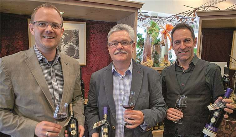 Die Vorstandsmitglieder Thomas Monreal, Friedhelm Nelles und Günter Schüller von der Weinmanufaktur Dagernova präsentieren den Jubiläumswein, den die Winzergenossenschaft anlässlich ihres 140-jährigen Bestehens auf die Flasche gezogen hat. VJ
