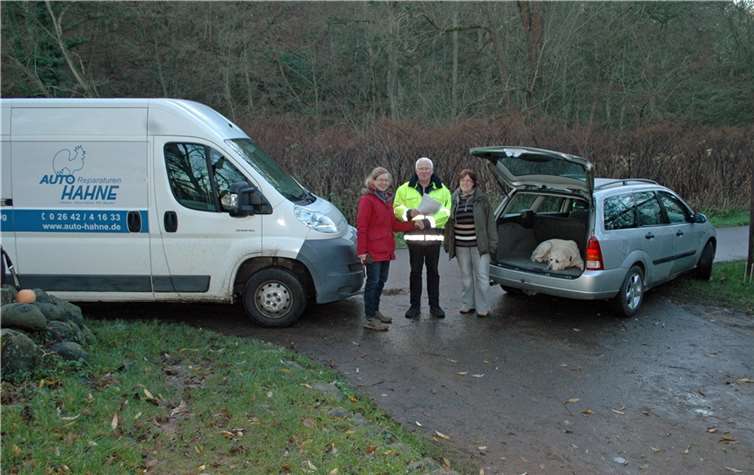Die Vorstandsmitglieder Tine Weiland und Christina Bliss freuten sich riesig über den Ford Kombi. BL