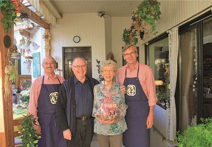 Die Vorstandsmitglieder, Willi Unschuld und Dieter Möhring, gratulierten dem Goldhochzeitspaar zu ihrem Ehrentag im Namen der Lehmener Razejunge und überreichten ihnen ein originelles Geschenk.privat