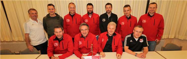 Die Vorstandsmitglieder der Eisbachtaler Sportfreunde und Präsident Lothar Schüttler (vorne, 2. von rechts) wollen den Westerwälder Traditionsverein auch in den nächsten Jahren weiterentwickeln.