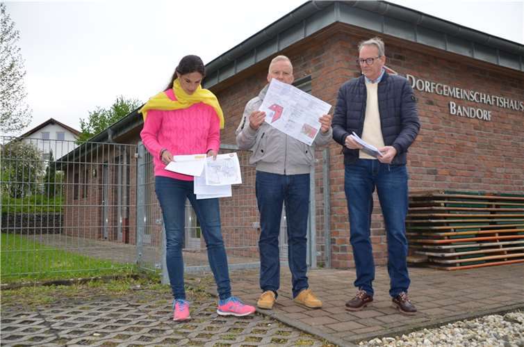 Die Vorstandsmitglieder der FDP-Remagen (von links) Christina Steinhausen, Marc-Andreas Giermann und Jens Huhn haben sich vor Ort sowohl den geplanten Standort Bandorder Wiesen als auch das von ihnen favorisierte Gelände des Dorfgemeinschaftshauses angesehen. Jens Huhn hat in Bandorf 138 Unterschriften gegen den Standort Bandorfer Wiesen gesammelt, Marc-Andreas Giermann hat diese mit seiner Eingabe bei der Stadt eingereicht.  Foto: FDP-Remagen