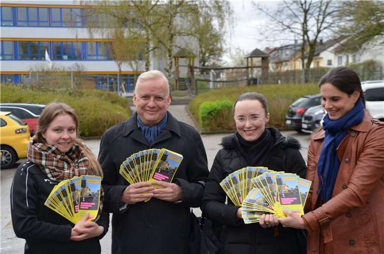 Die Vorstandsmitglieder der FDP-Remagen (von links) Lena Lütt, Marc-Andreas Giermann, Oxana Iose und Christina Steinhausen mit dem Aprilscherz-Flyer, der das Mobilitätskonzept der Stadt auf die Schippe nimmt. „Weil uns Verkehr Spaß macht, bleiben wir am Thema dran“, so die Gruppe. Foto: FDP-Remagen