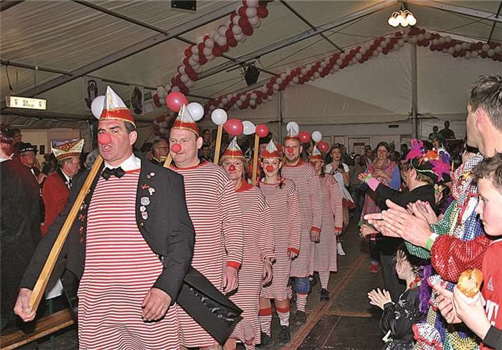 Die Vorstandsmitglieder der KG überraschten mit einem Stippeföttche Tanz.