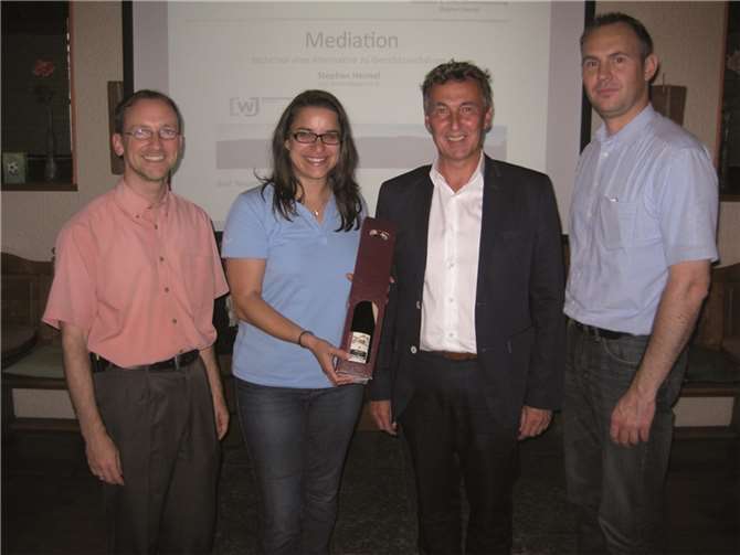 Die Vorstandsmitglieder der Wirtschaftsjunioren Rhein-Ahr mit dem Referenten (v.l.): Kai Orth, Kreissprecherin Corinna Schumacher, Mediator Stephan Heimel und Oliver Piel. IHK Koblenz GS Ahrweiler