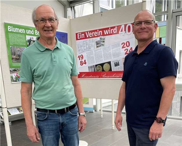 Die Vorstandsmitglieder des Bassenheimer Heimatvereins Karsten Schwarz (rechts) und Horst Walter (2. Vors.) nach dem Aufbau der Ausstellung im Foyer des Rathauses der VG.  Foto: VG Weißenthurm / Katharina Demleitner
