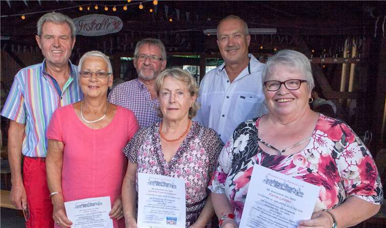 Die Vorstandsmitglieder des Brauchtumsvereins Rheinbach (hintere Reihe von links) Karl-Heinz Joisten, Wolfgang Pickel und Heinz Gammel gratulierten beim Sommerfest den „Geburtstagskindern“ (von links) Edda Mauel, Dorette Francke-Dalbeck und Karola Leifgen mit einem Gutschein für das „Hännesche-Theater“.JOST