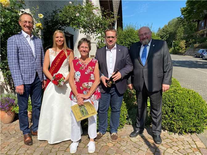 Die Vorstandsmitglieder des KVL (v.l.) Günter Groß (Vorsitzender,) Sebastian Seifert (Geschäftsführer) und Klaus Wagner (2. Vorsitzender) mit Rhein-Lahn-Nixe Sira I. und der ersten Siegerin des Wettbewerbs „Schönster Vorgarten“ Margit Schmitt. Foto: KVL