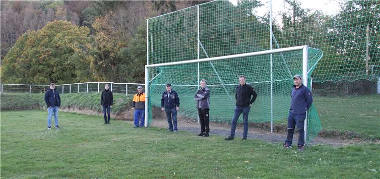 Die Vorstandsmitglieder des SV Hain Ralf Weidenbach, Sebastian Schmitt, Bernd Bläser, Hans Schneider, Dirk Meier, Thomas Oligschläger und Patrick Stein (v.l.n.r.) im Oktober auf dem Sportplatz in Hain. Foto: Heribert Haas