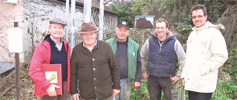Die Vorstandsmitglieder mit Herrn Emde vor der reparierten Wasserstelle.privat