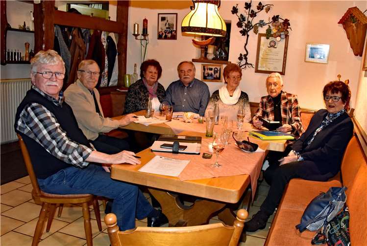 Die Vorstandsmitglieder mit der Vorsitzenden Monika Artz (2.v.re.) bemühten sich in ihrer Sitzung ein umfangreiches und vielfältiges Veranstaltungsprogramm zu erstellen.Foto: Brennig