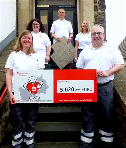 Die Vorstandsmitglieder präsentieren stolz den Spendenscheck der Kreissparkasse Ahrweiler auf der Treppe zum DRK-Heim. (v.l.) Stellv. Bereitschaftsleiterin Nicole Friedsam, Bereitschaftsleiterin Christiane Roßmeier, Schriftführer Mike Kairies, Jugendrotkreuzleiterin Nicola Gilles und 1. Vorsitzender Klaus Schneider. Foto: privat