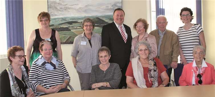 Die Vorstandsmitglieder stellten die Aufgaben des Vereins Landrat Dr. Jürgen Pföhler vor. privat