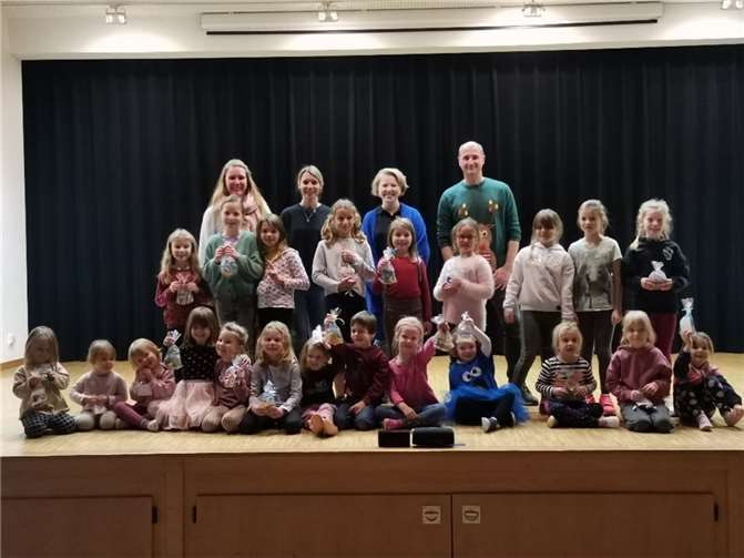 Die Vorstandsmitglieder überraschten die Kinder bei ihrem letzten Training im Bürgerhaus.  Foto: privat