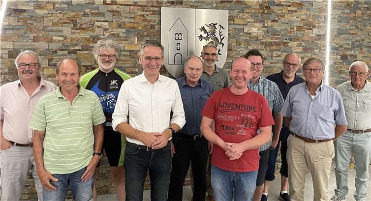 Die Vorstandsmitglieder und Aktiven des neuen SPD-Ortsvereins freuen sich mit MdL Hendrik Hering (4.v.l.) und dem Vorsitzenden Eric Walter (7.v.l.) über die gelungene Gründung und Zeichen des Aufbruchs der Sozis rund um Montabaur. Foto: Thomas Mockenhaupt