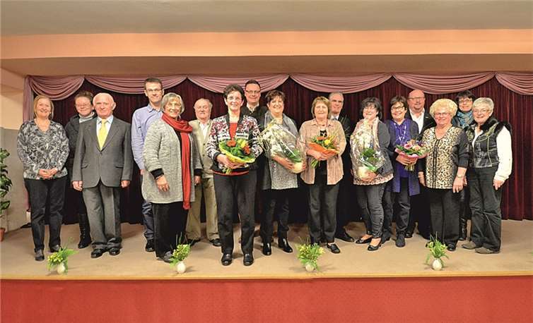 Die Vorstandsmitglieder und die Jubilare zusammen auf der Bühne. N. Moos