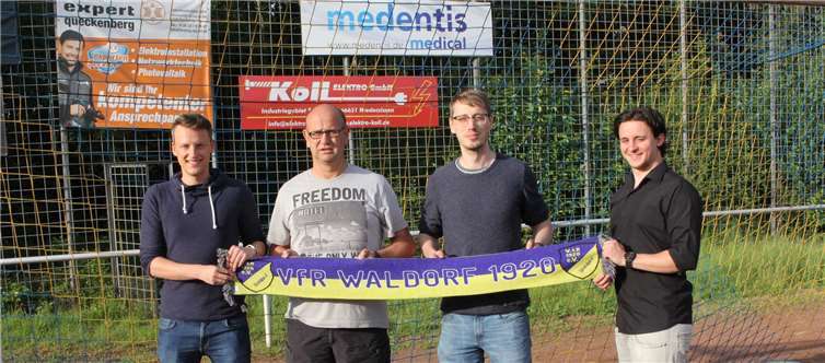 Die Vorstandsmitglieder (v. l.) Janek Marx (2. Vorsitzender), Andreas Krupp (1. Vorsitzender) und Tobias Felten (Geschäftsführer) hießen den neuen Trainer Dierk Schlottau (2. v. l.) herzlich willkommen. privat