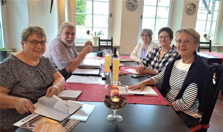 Die Vorstandsmitglieder von Eine-Welt Linz bei ihrer monatlichen Sitzung im Restaurant „Am Strünzerbrunnen“ (von links: Luzia Kröll, A.-Peter Gillrath, Jutta Dietrich, Annette Förster, Britta Tokarz, fehlend sind Jutta Demuth, Gisela Bach und Andreas Mönig ). Themen waren unter anderem die Aktivitäten der Fairen Woche, ein fair-ökumenischer Gottesdienst in der kath. Kirche Vettelschoß, ein „Faires 3-Gang-Menü in St. Katharinen, die Teilnahme des Weltladens am First Friday sowie der erneute Druck eines Fair Trade Einkaufsführers für die Stadt und Verbandsgemeinde Linz.Foto: Hans-Joachim Schmitz
