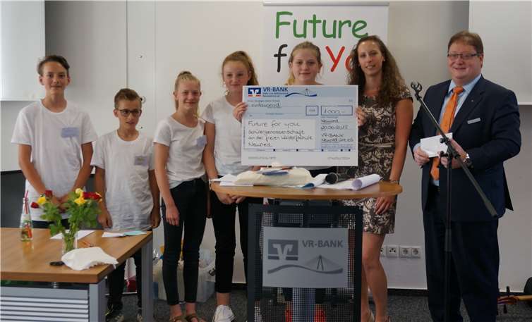 Die Vorstandsmitglieder von „Future for you“ freuten sich über die Finanzspritze der VR-BANK Neuwied-Linz eG, die von Natalie Herrig und Joachim Borchert überreicht wurde. privat