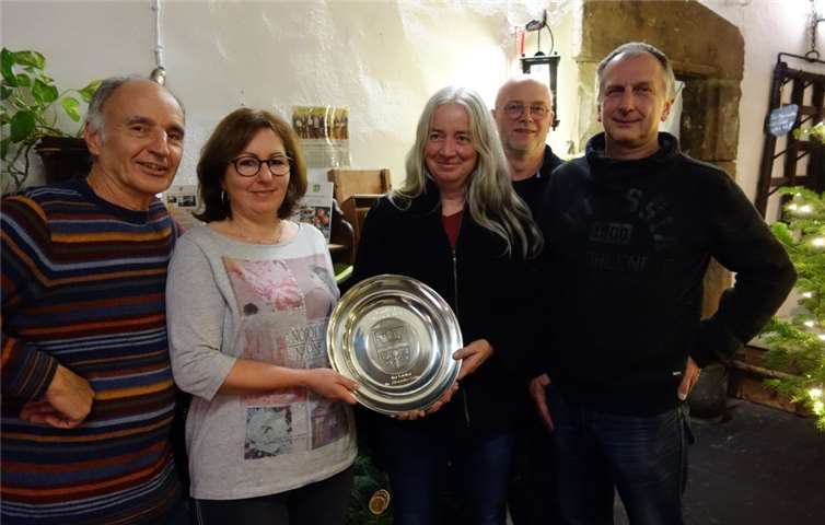 Die Vorstandsmitglieder (von links) Walter Grambusch (Vorsitzender), Gabi Engels (Mühlenbach-Hofladen, Plaidt), Kristine von Gudenberg (Ökokiste Gertrudenhof), Stefan Pohl (Gutsschänke Schaaf, Winningen) und Uwe Weber (Bio-Terrassen-Weingut Weber, Lehmen) freuen sich über den Wappenteller des Landkreises Mayen-Koblenz. Auf dem Bild fehlt Marie-Theres Neumann (Hof-Meerheck, Neuwied).Foto: privat