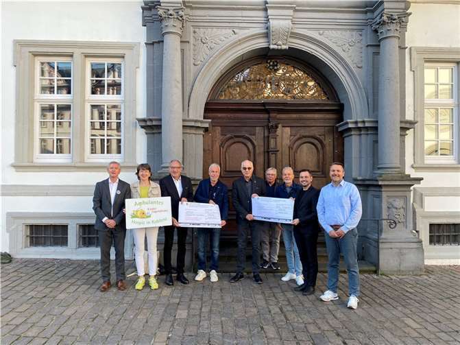 Die Vorstandsmitglieder von vier Lions Clubs (LC) bei der symbolischen Scheckübergabe vor dem alten Rathaus in Koblenz: Günter Hilger (LC Koblenz), Ina Rohlandt (Geschäftsführerin Koblenzer Hospizverein e.V.), Clemens Rouget (Vorstandsvorsitzender Koblenzer Hospizverein e.V.), Tom Schilling (LC Koblenz Rhein/Mosel), Jürgen Scholz (LC Vallendar) Peter Bäsch (LC Vallendar), Jürgen Kuhn (LC Koblenz Sophie von La Roche), Oberbürgermeister David Langner (LC Koblenz) und Dr. Stephan Lobitz (Chefarzt Kinderkrebsstation Kemperhof).  Foto: Ulli Piel
