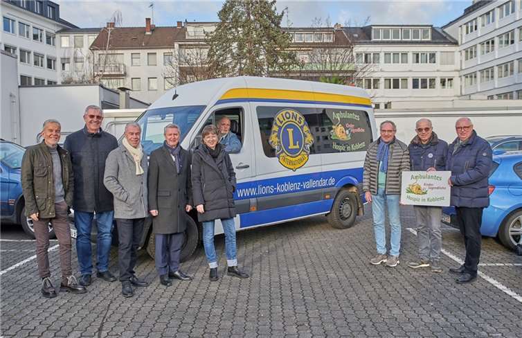 Die Vorstandsmitglieder von vier Lions Clubs (LC) übergeben dem ambulanten Kinder- und Jugendhospiz Koblenz einen Mercedes-Sprinter zum Transfer von neun Personen.Von links nach rechts: Jürgen Kuhn (LC Koblenz Sophie Von La Roche), Peter Ebeling und Thomas Schilling (beide LC Koblenz-Rhein/Mosel), Günter Hilger (LC Koblenz), Ina Rohlandt und Karsten Fauss (Koblenzer Hospizverein e.V.), Clemens Rouget und Jürgen Scholz (beide LC Vallendar), Hans-Jörg Assenmacher (LC Koblenz Sophie Von La Roche).  Quelle: Lions Club Vallendar