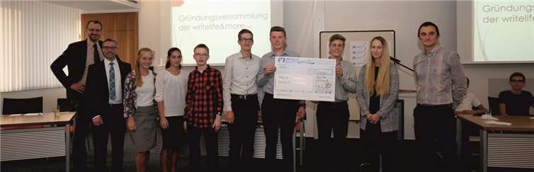 Die Vorstandsmitglieder von „writelife and more“ freuten sich gemeinsam mit Schulleiter Axel Volk und dem betreuenden Lehrer Roman Siweljow über die Finanzspritze der VR-BANK Neuwied-Linz eG, die von Vorstandsmitglied Matthias Herfurth und der Kundenberaterin Esther Tumenas überreicht wurde. (V.l.) Axel Volk, Matthias Herfurth, Leonora Henschel, Jasmin Hermann, Jonathan Lieske, Rubin Hilt, Stefan Hohenberg, Martin Schönhof, Esther Tumenas, Roman Siweljow.privat