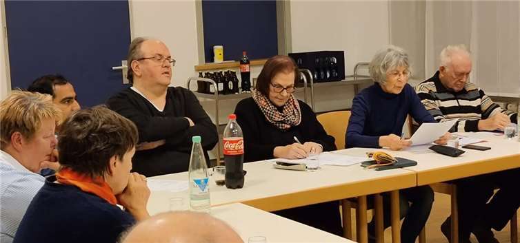 Die Vorstandsmitglieder: v.re. J. Fetz, Kassenwart, R. Herhaus, Schriftführerin, H. Schürmann, Vorsitzende, T. Kusber, Chorleiter, Pater Linto Antony (etwas verdeckt), D. Plasa, stellv. Vorsitzende und K. Häfner, Pressewartin. Fotos: K. Häfner