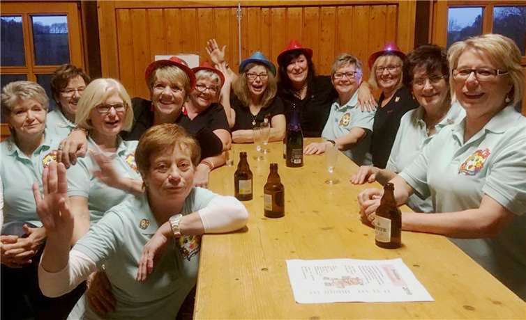 Die Vorstandsmöhnen der Bassemer „Scheene Kenne“ mit ihren Gästen, den Plaidter Möhnen.Foto: privat