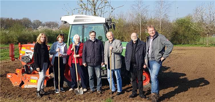 Die Vorstandsspitzen von CDU und FrauenUnion mit Sponsor Christoph Dirksen (re.) vor der Sämaschine. Foto: privat