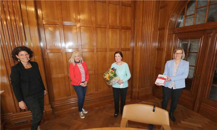 Die Vorstandsvorsitzende der Gertrud Bienko-Stiftung, Susanne Terhorst (links), Kulturdezernentin Margit Theis-Scholz (2. von links) und Katrin Bleier, Schulleiterin der Musikschule der Stadt Koblenz, (rechts) ließen es sich nicht nehmen, das scheidende Vorstandsmitglied Karin Bohlender nach 19 Jahren zu verabschieden.Foto: Stadt Koblenz
