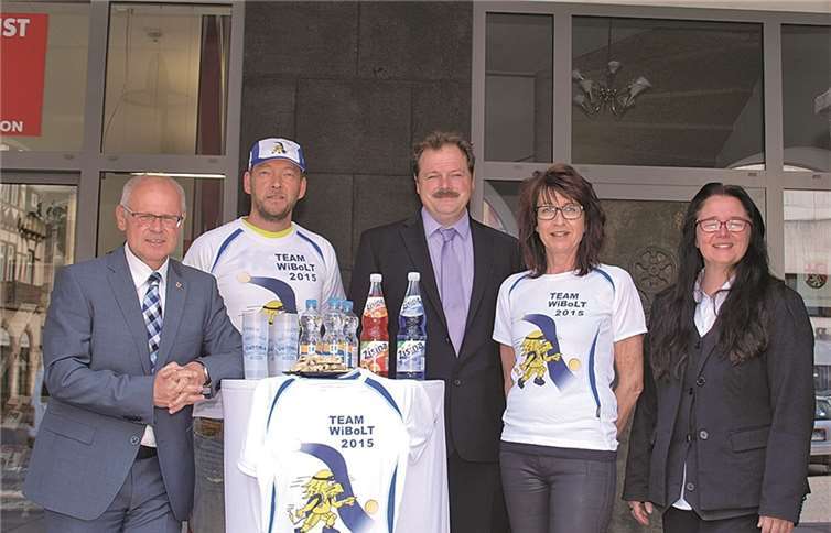 Die Vorstellung des Rheinsteig Ultra-Laufs machte neugierig auf diese Veranstaltung: (Von links) Oberbürgermeister Peter Labonte, Veranstalter Michael Eßer, Dirk Wöhner (Geschäftsführer des Victoria Brunnen), Petra Bückner (Tourist-Information) und Iris Schwan (Gebietsverkaufsleiterin des Victoria Brunnen). US