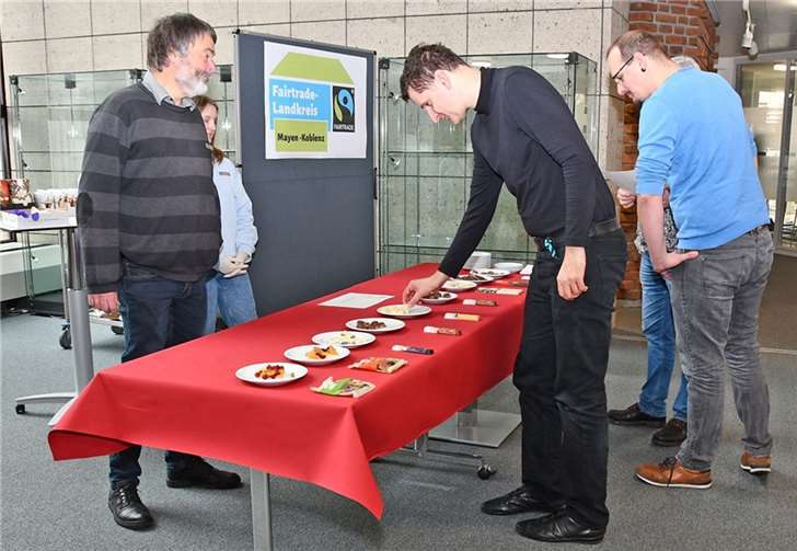 Fair gehandelte Süßigkeiten konnten verkostet werden Die Vorstellung und Verkostung der fair gehandelten Süßigkeiten stieß bei den Mitarbeitenden auf großes Interesse. Foto: