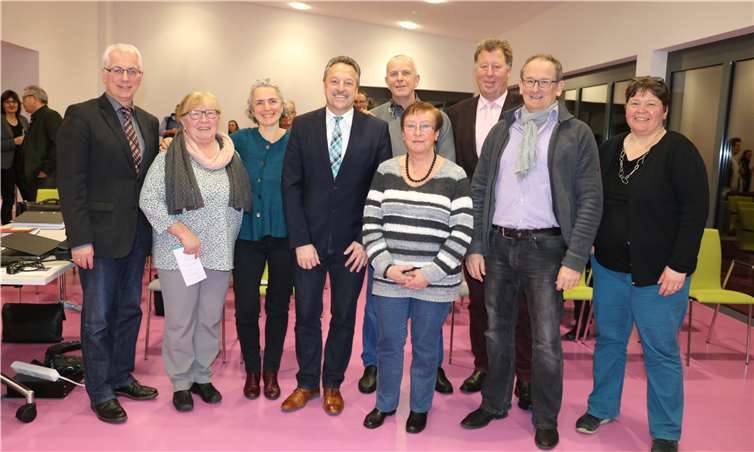 Die Vortragenden mit den Bürgermeistern. Ingrid Runkel (4.v.r.) hielt einen Vortrag über die Wildbienen. UP