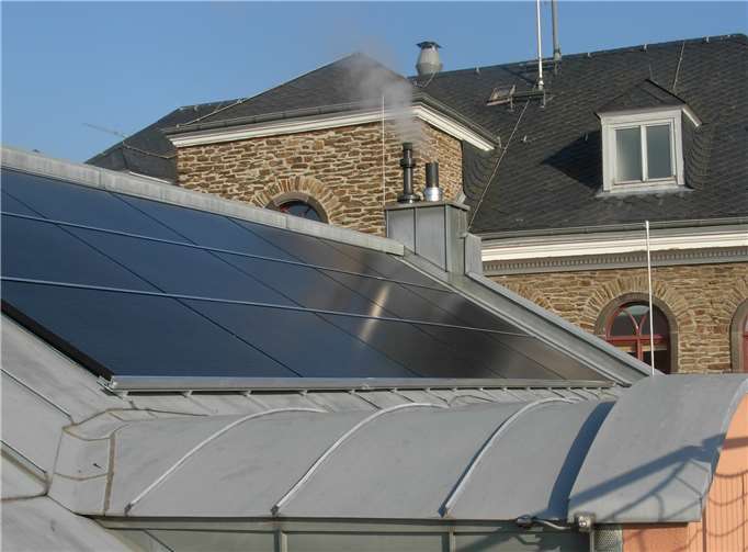 Die Vortragsreihe Erneuerbare Energien des BEN e.V. blickt in die Zukunft der Wärme- und Stromversorgung unserer Häuser. Auch auf dem Dach des Rathauses der Verbandsgemeinde Vallendar wurde bereits eine Photovoltaikanlage installiert. Foto: VG Vallendar
